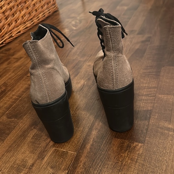 Bakers suede leather caramel / camel colored platform lace-up boots, 10.5 (41) - Picture 3 of 8